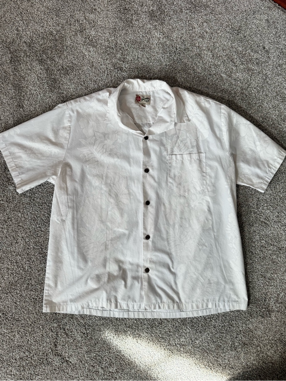 Hilo Hattie White Short-Sleeve Button-Down with Subtle Floral Jacquard